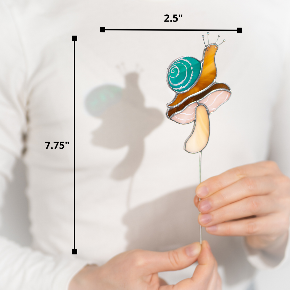 Caracol sobre un hongo y oruga verde - Estacas de vitral para plantas