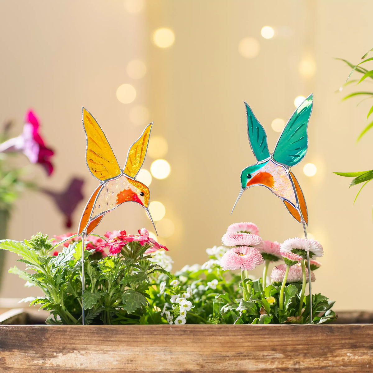 Par de colibríes amarillos y azules - Estacas para plantas de vidrio tintado
