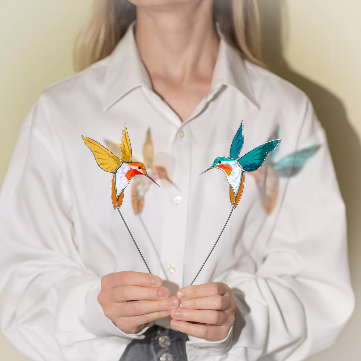 Par de colibríes amarillos y azules - Estacas para plantas de vidrio tintado
