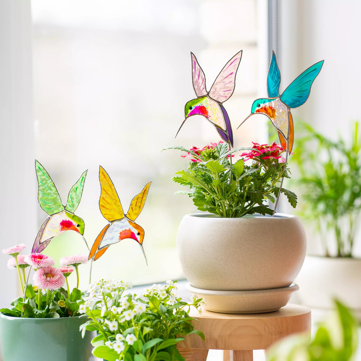 Par de colibríes amarillos y azules - Estacas para plantas de vidrio tintado