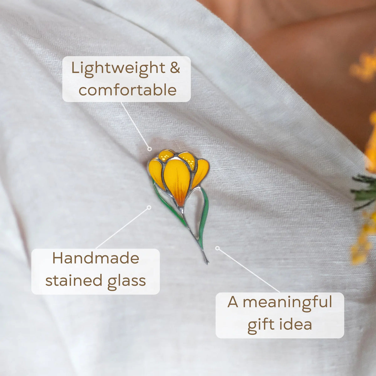 Flor de azafrán amarillo - Broche de vidriera