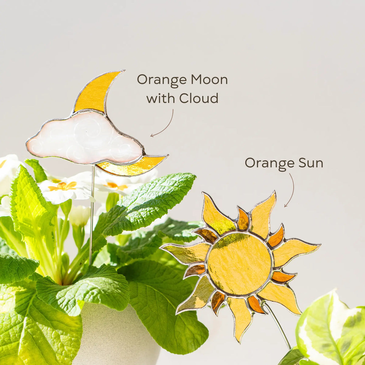 Sol y luna naranja con nubes blancas - Estacas de vitral para plantas