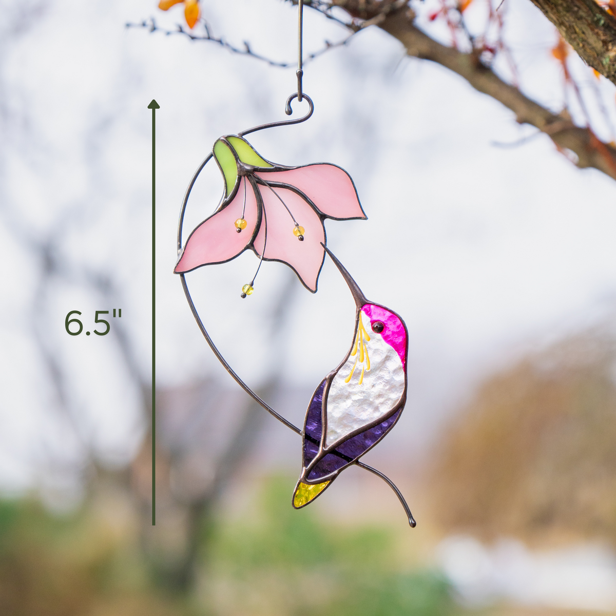 Atrapasueños de vitral de colibrí morado con flor