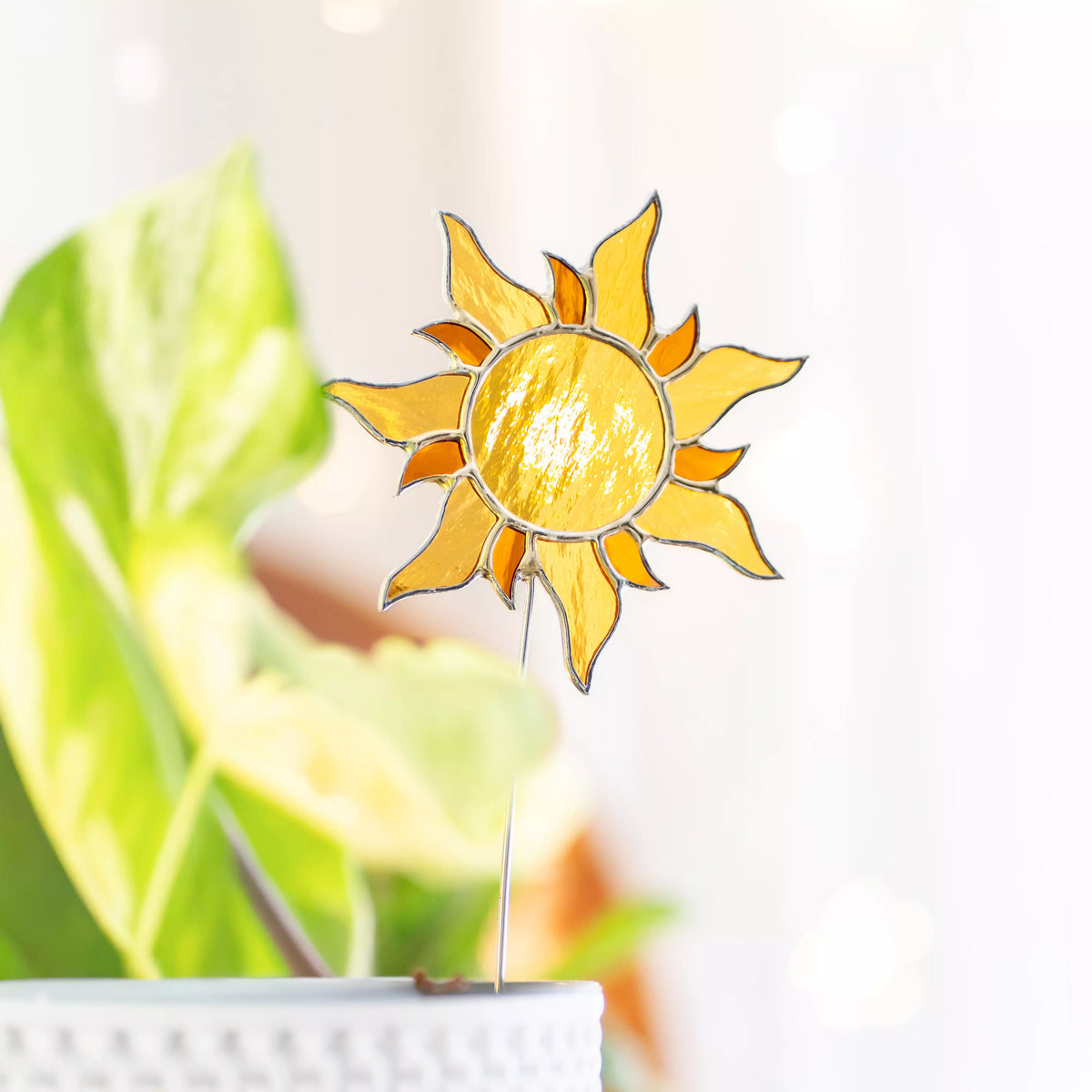 Sol y luna naranja con nubes blancas - Estacas de vitral para plantas
