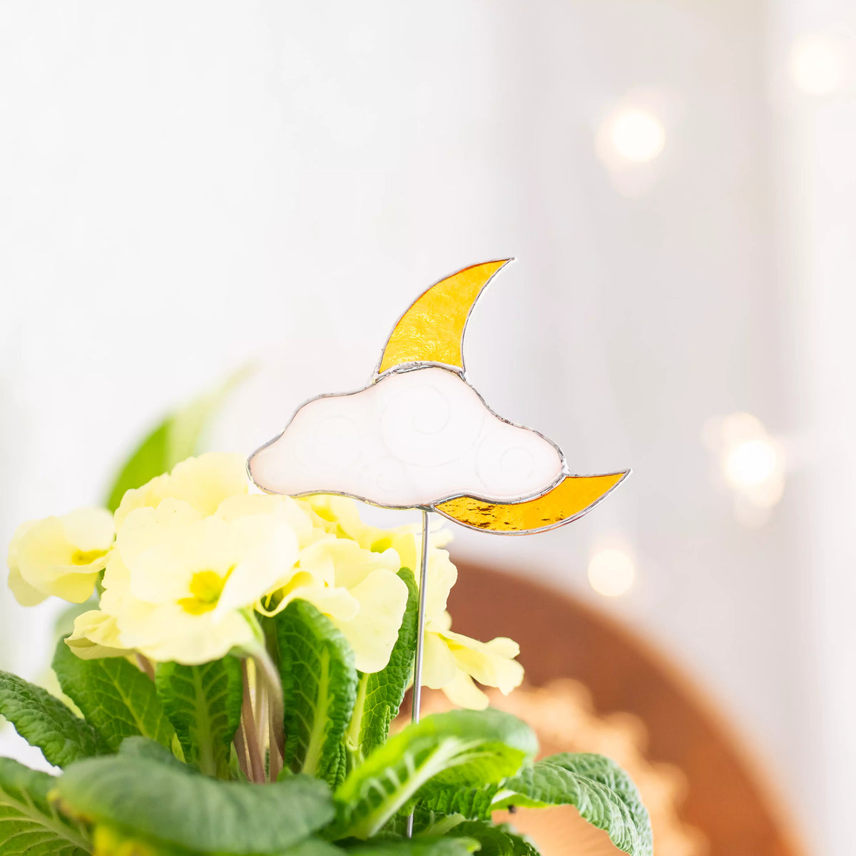 Sol y luna naranja con nubes blancas - Estacas de vitral para plantas