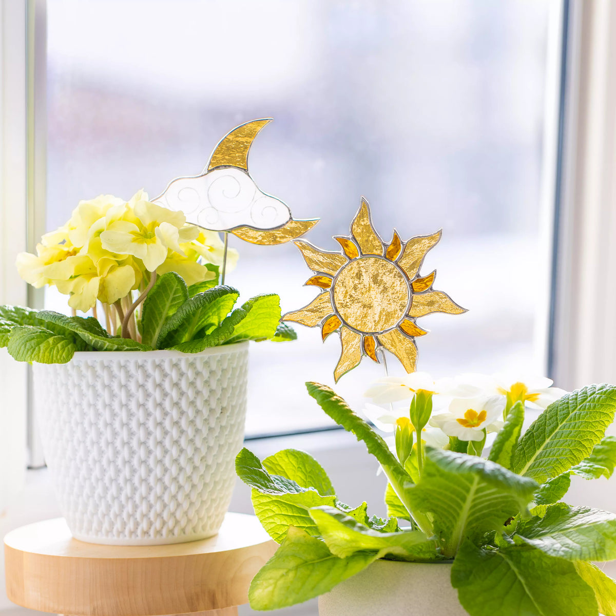 Sol y luna naranja con nubes blancas - Estacas de vitral para plantas