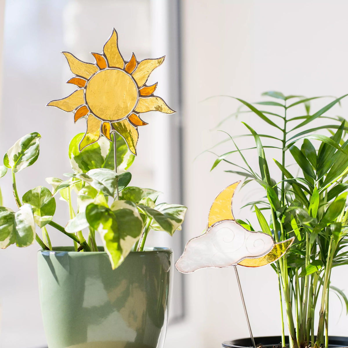 Sol y luna naranja con nubes blancas - Estacas de vitral para plantas