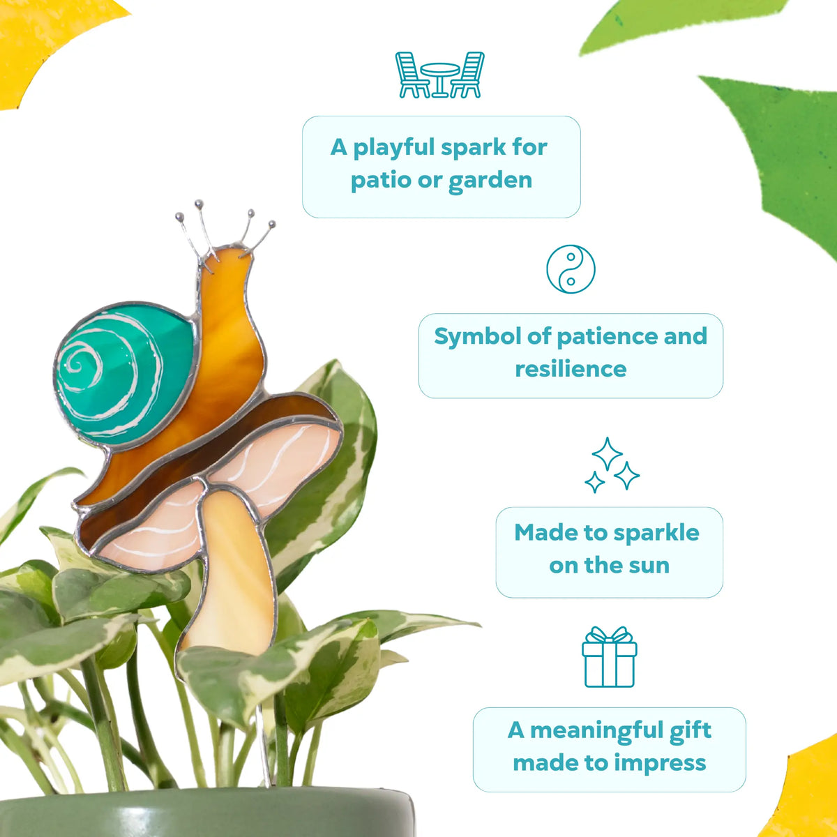 Caracol sobre un hongo y oruga verde - Estacas de vitral para plantas