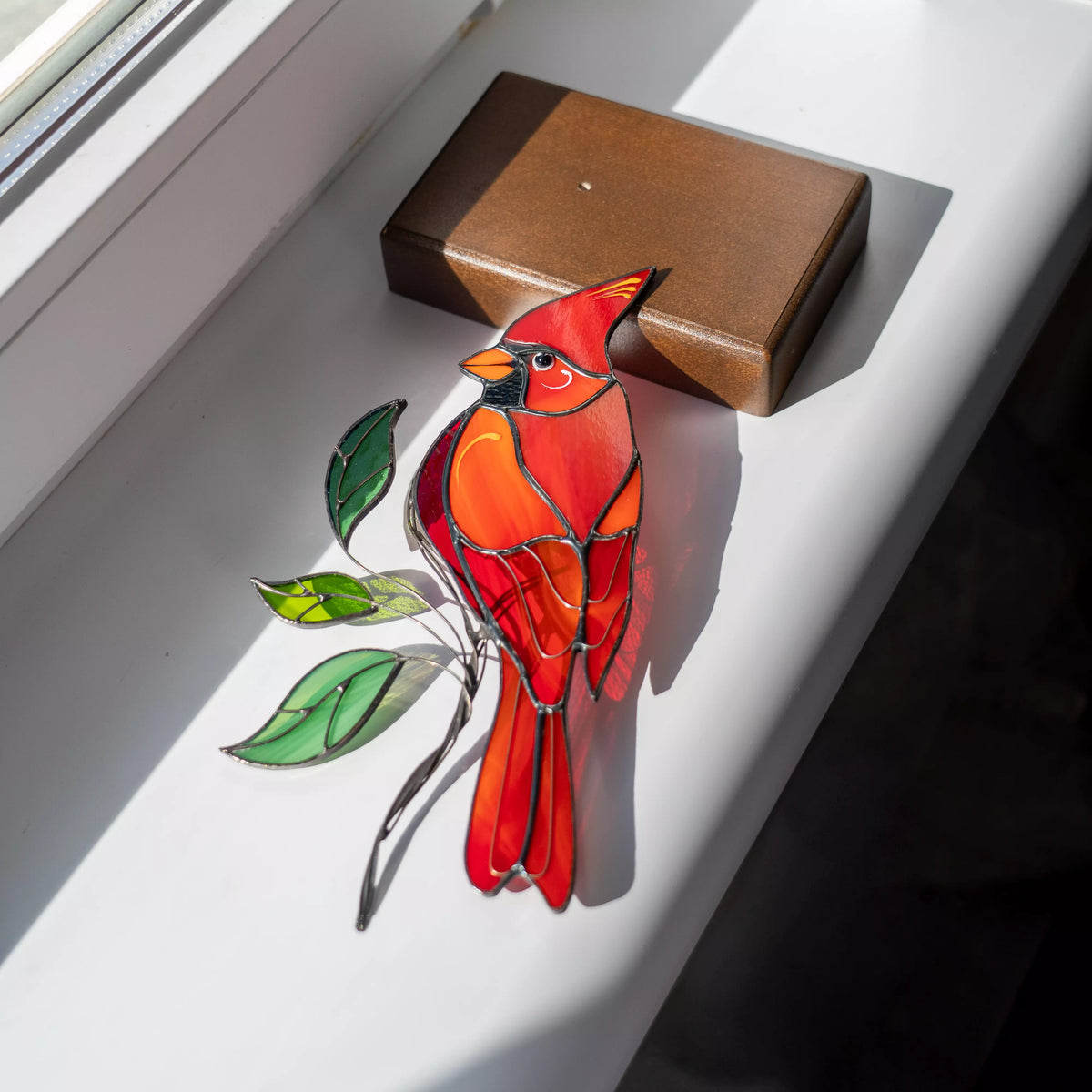 Cardenal sobre base de madera - Atrapasoles de vidrio vitral