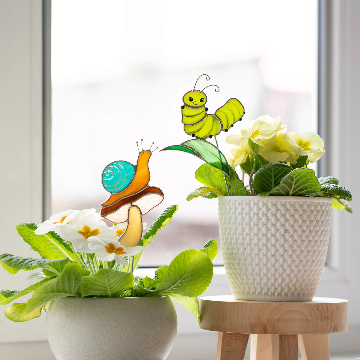 Caracol sobre un hongo y oruga verde - Estacas de vitral para plantas