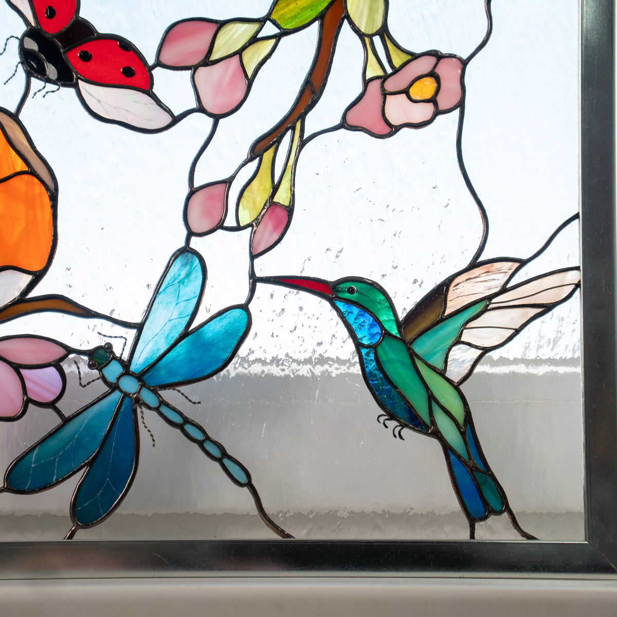 Aves coloridas en ramas - Panel de vitral personalizado